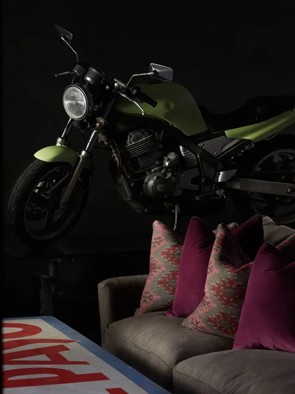 Ткань Andrew Martin Ipanema hanabana_smoke_fabric_on_cadogan