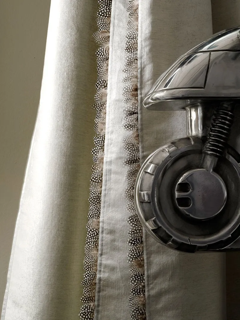 Ткань Andrew Martin Remix vibe-silver-fabric-trimmed