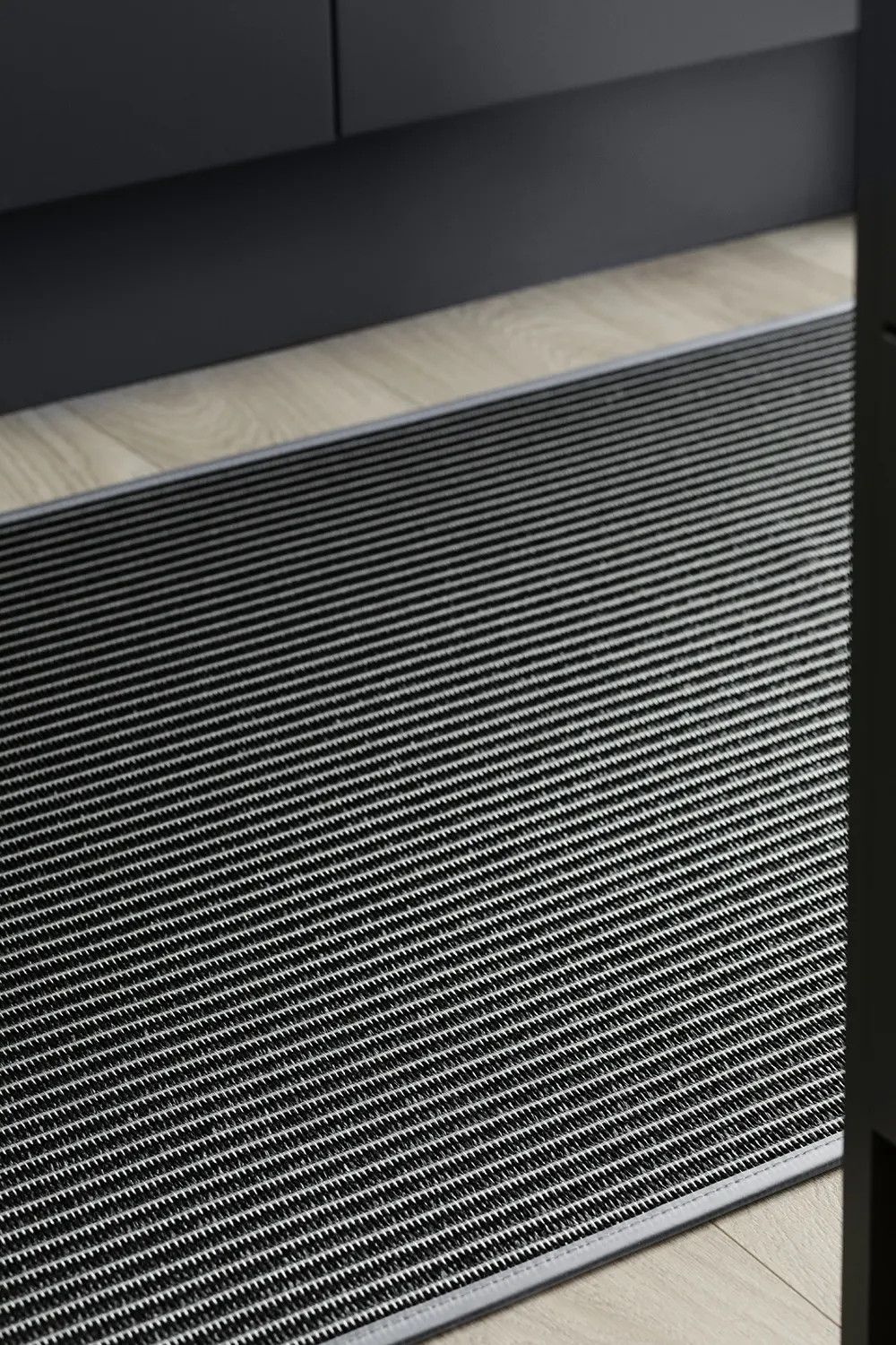 Aqua black 305 detalj pien