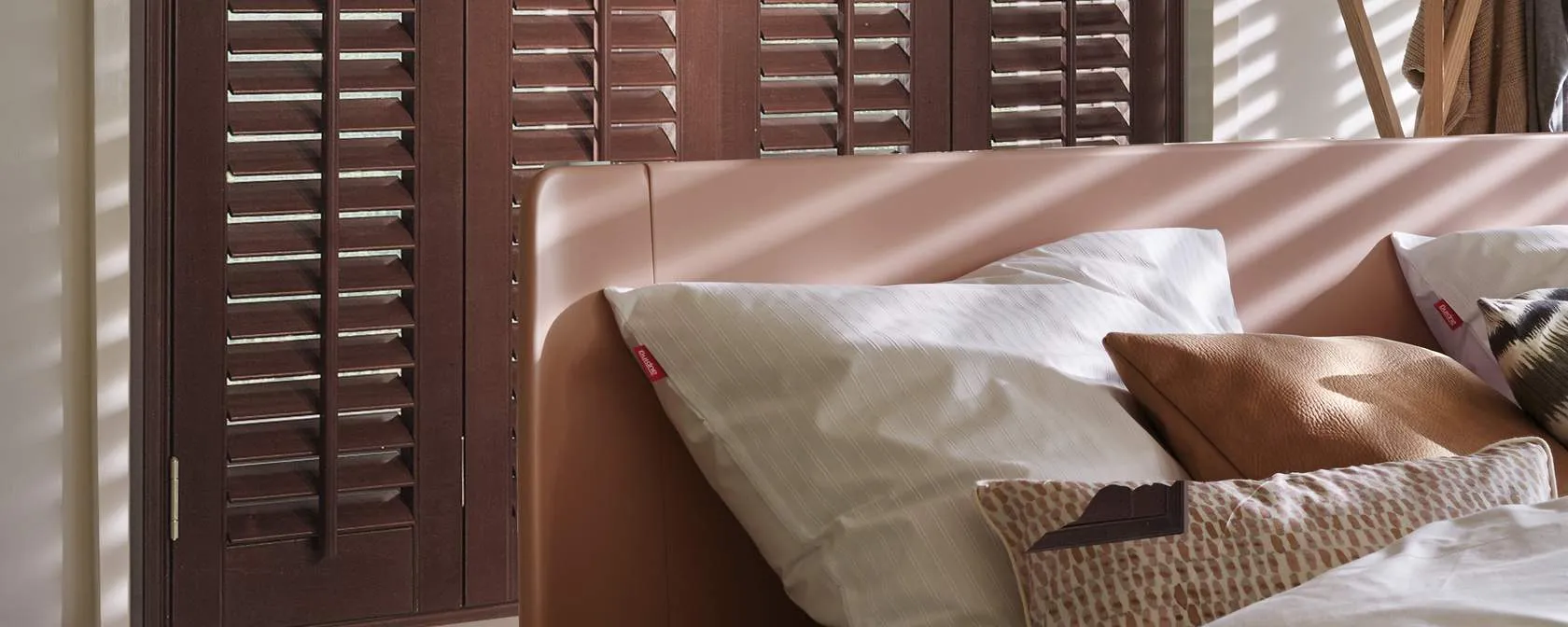 Жалюзи горизонтальные shutter_bedroom_wood.2e16