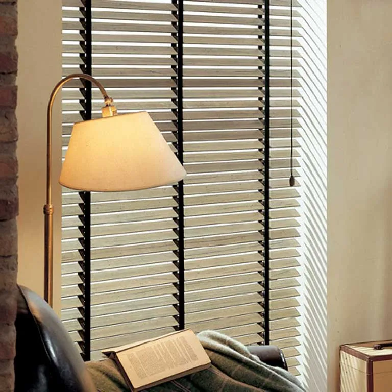 Жалюзи горизонтальные veniwood-graffiti-03