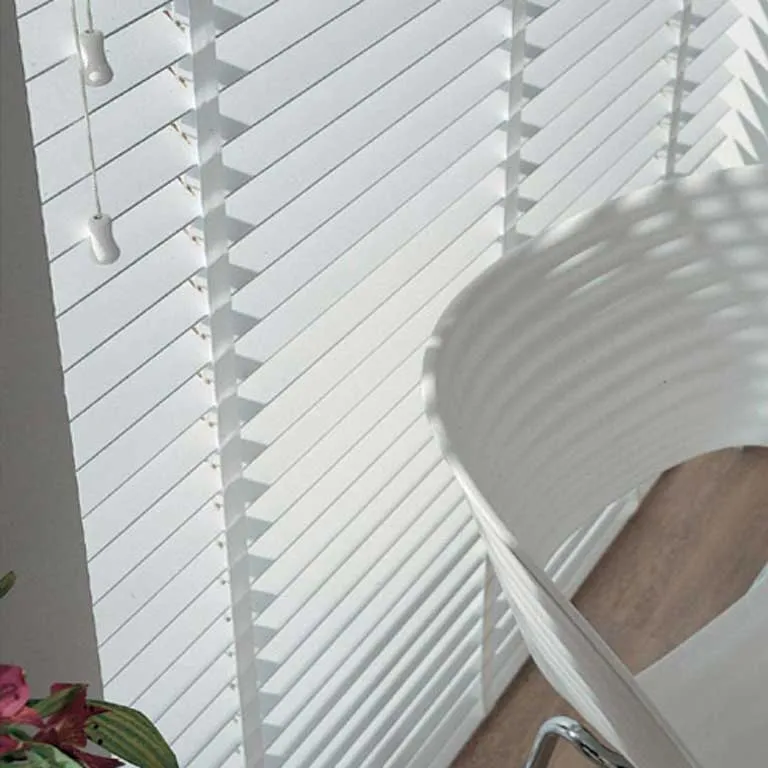 Жалюзи горизонтальные veniwood-laque-02