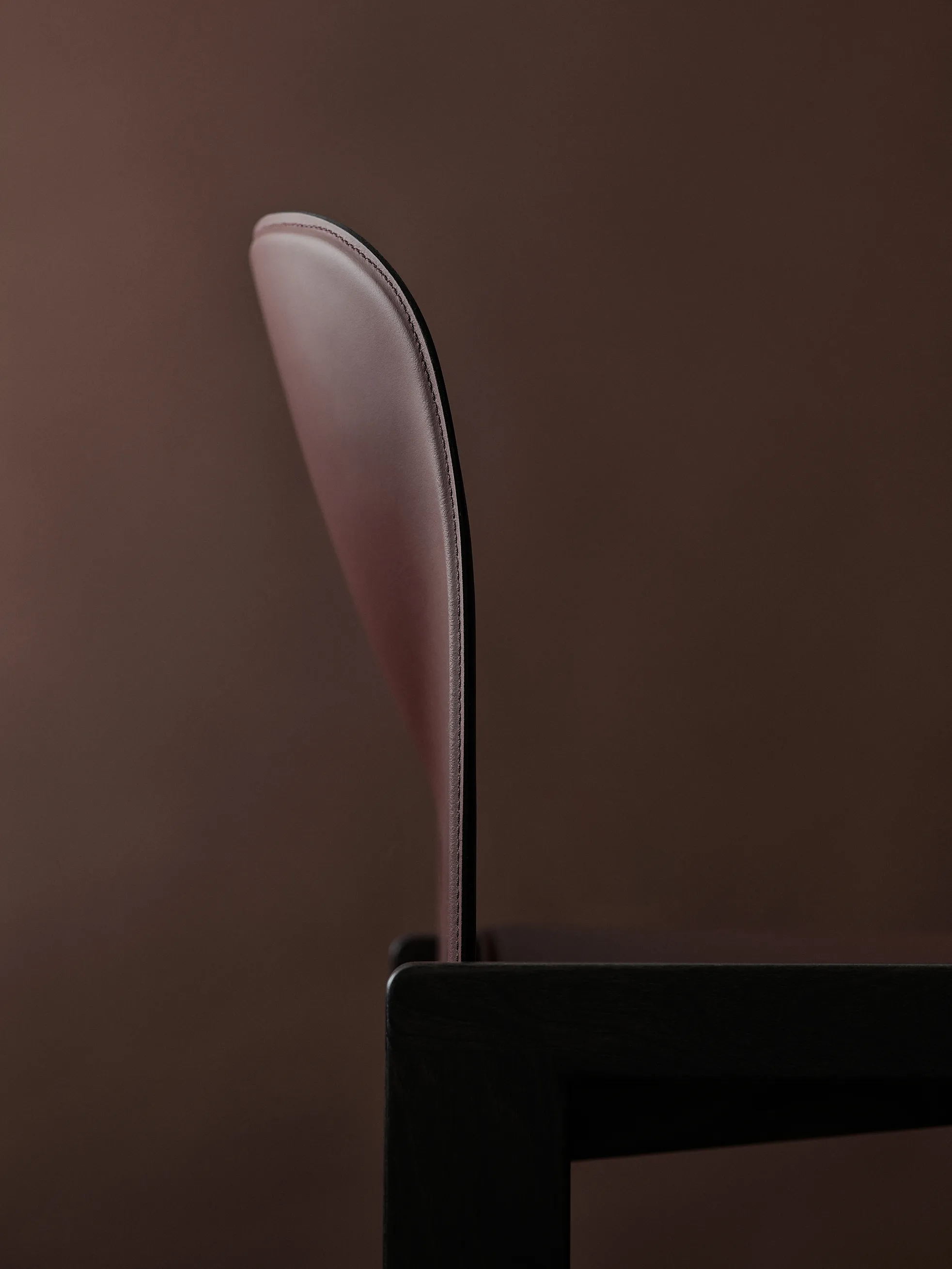 Кресло Scarpa_121_Chair_Mocca stained Ash_London Leather_Packshot #10