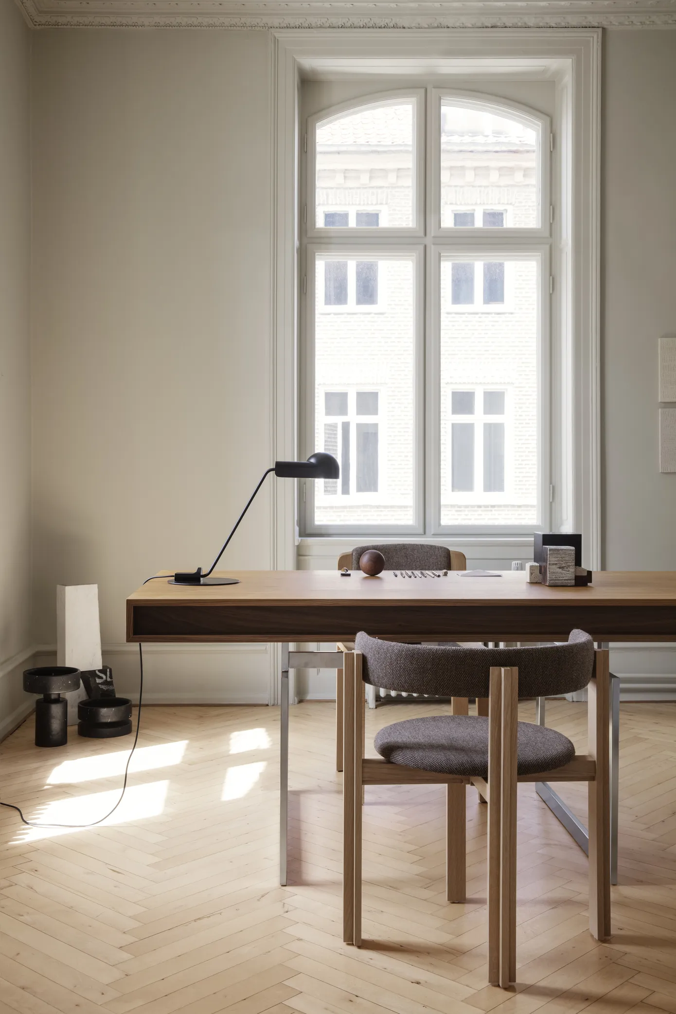 Стол Office_Desk_Grey_frame_White_Stained_Oak_Packshot_Angle #4