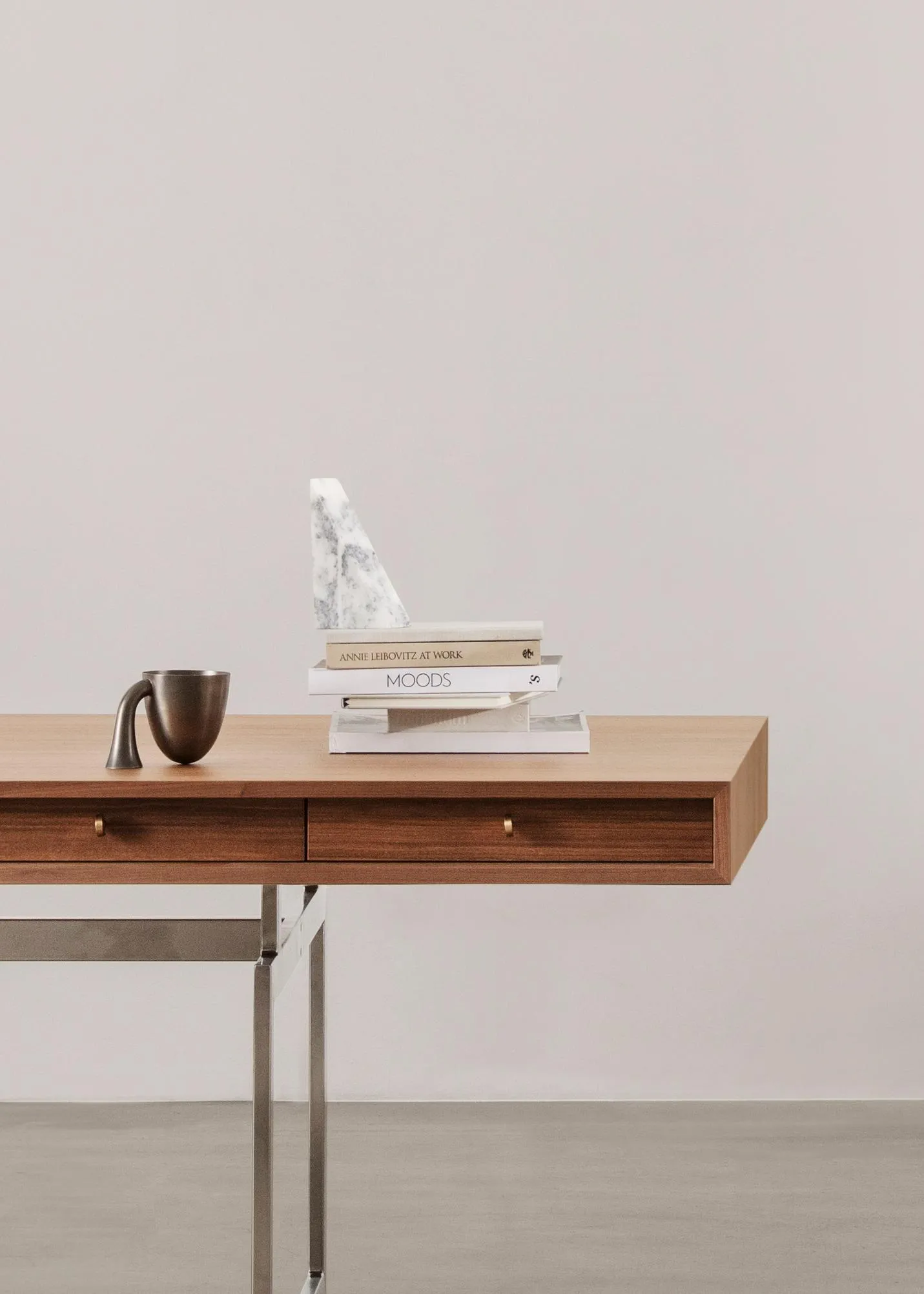 Стол Office_Desk_Steel_frame_Walnut_Packshot_Angle #10